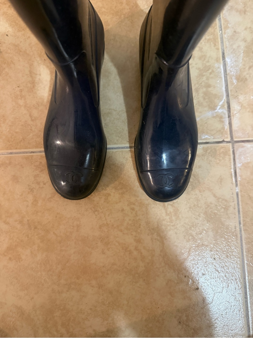 Chanel navy rain boots with Camillah flower accents - Picture 4 of 8